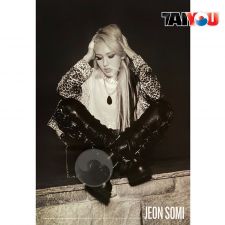 Poster Officiel - Jeon Somi - The First Album XOXO - Ver. 1
